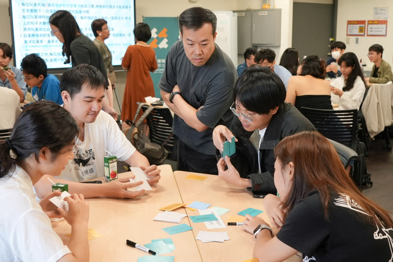 台大創新學程入圍唐．諾曼設計獎 台灣大學「創新領域學士學位學程」讓學生自訂主 題，鼓勵開放自由的學習方式，近日入圍唐．諾曼設 計獎（DNDA）。圖為學程的課程中，教師將問題與 解方設計成牌卡型桌遊，藉由桌遊讓師生們彼此討論 在移地學習過程中所遇到的問題。 （台大提供） 中央社記者陳至中傳真  113年9月28日 