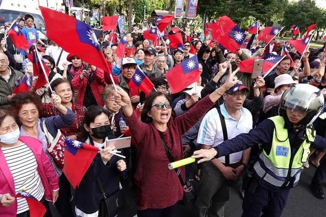 韓國瑜選舉期間造勢活動，不少韓粉集結揮舞國旗。(圖／中時資料照)