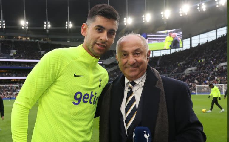 Cristian Cuti Romero y Osvaldo Ardiles, en el regreso del campeón del mundo en Qatar 2022 a Tottenham