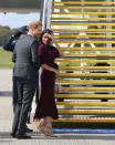 <p>Pour quitter le sol australien, la duchesse portait une robe fluide en jersey bordeaux signée Hugo Boss.<br>Crédit : Getty </p>