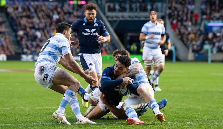 El momento en que Sione Tuipulotu apoya el primer try para Escocia contra los Pumas