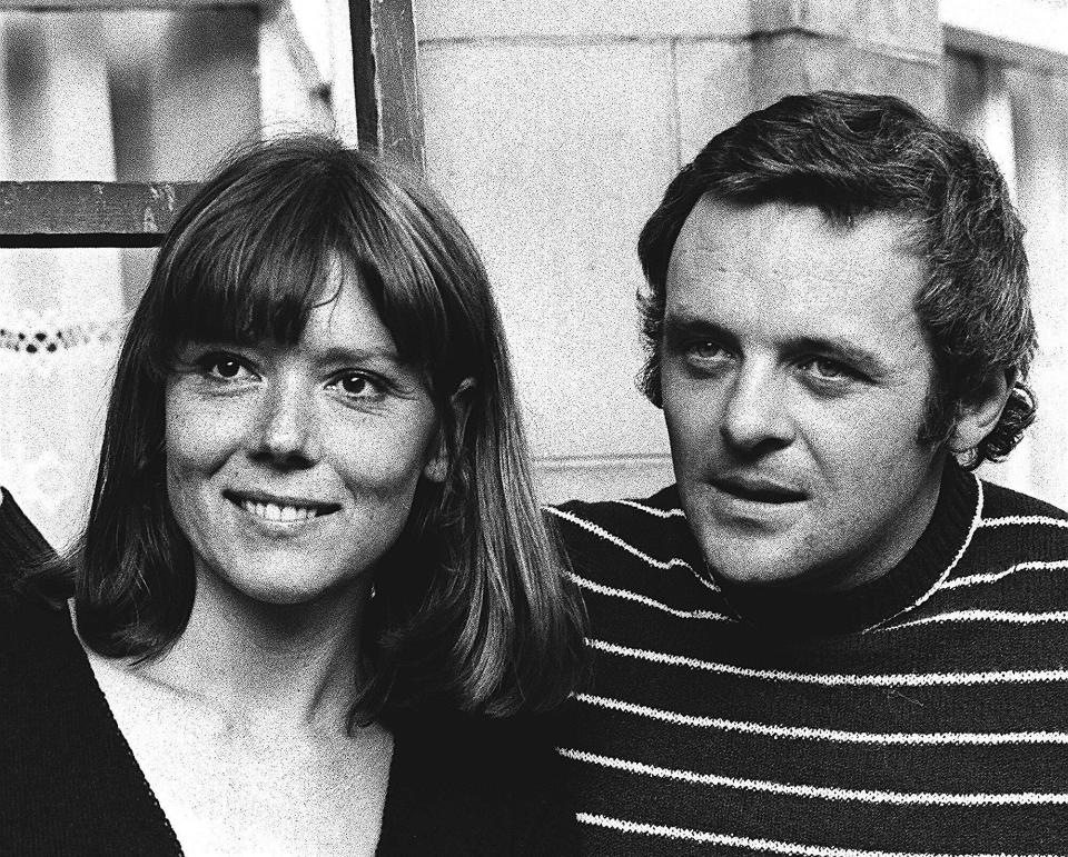 En esta foto del 20 de septiembre de 1972, la actriz Diana Rigg y el actor Anthony Hopkins, protagonistas de la obra, llegan al estreno de "Macbeth" en el Teatro Nacional en Londres. Rigg murió de cáncer el jueves 10 de septiembre del 2020. Tenía 82 años. (AP Foto/Bob Dear, Archivo)