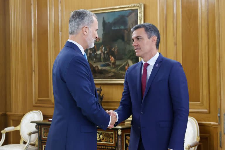 El Rey Felipe Vi recibe al secretario general  del PSOE y presidente en funciones, Pedro Sánchez, en el Palacio de la Zarzuela 