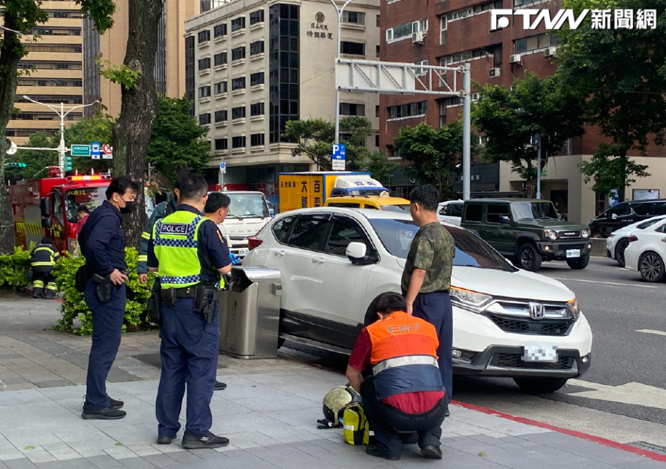 台北市信義區忠孝東路四段今（3）日發生駕駛疑因身體不適，車輛擦撞路邊，倒臥車內身亡。（圖／記者蕭宥彤 攝）