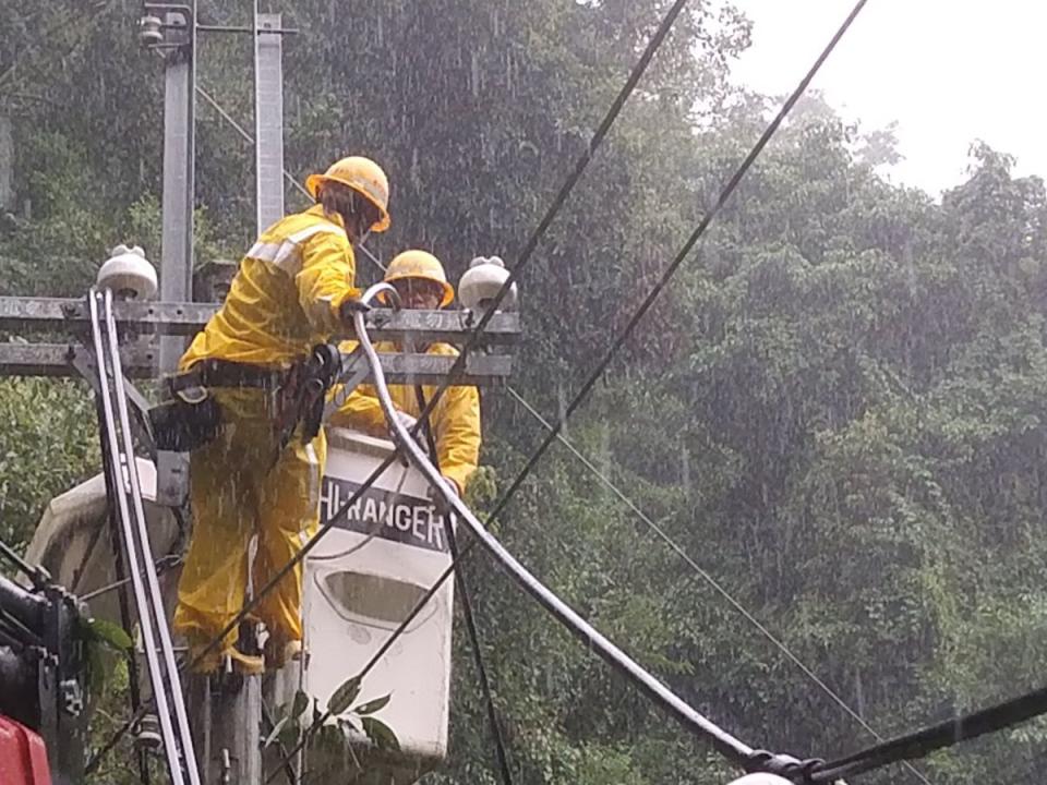 台電人員不畏卡努狂風豪雨，提前挺進梨山，今早起，搶修斷桿拚復電。（圖：台電台中區處提供）