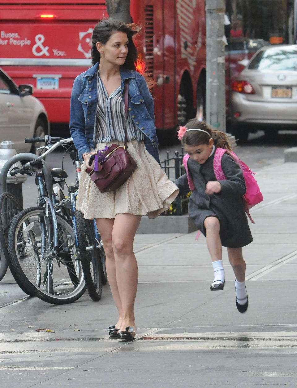 En fashionista aguerrie, Katie Holmes est régulièrement photographiée dans les rues de la Grosse Pomme, où elle aime déambuler avec la jeune Suri. Après son divorce avec Tom Cruise en 2012, Katie Holmes préfère s’éloigner de Hollywood en s’installant à New York. La comédienne reprend alors une vie normale, en apparaissant notamment incognito dans le métro. Pour la star, hors de question que sa fille grandisse hors de la réalité. (Photo by Mario Magnani/Bauer-Griffin/GC Images via Getty Images)