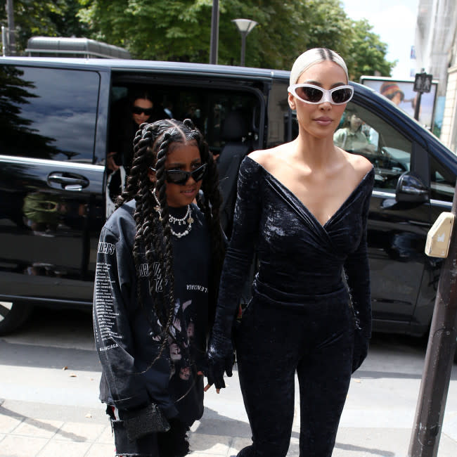 North West con su madre Kim Kardashian en París credit:Bang Showbiz