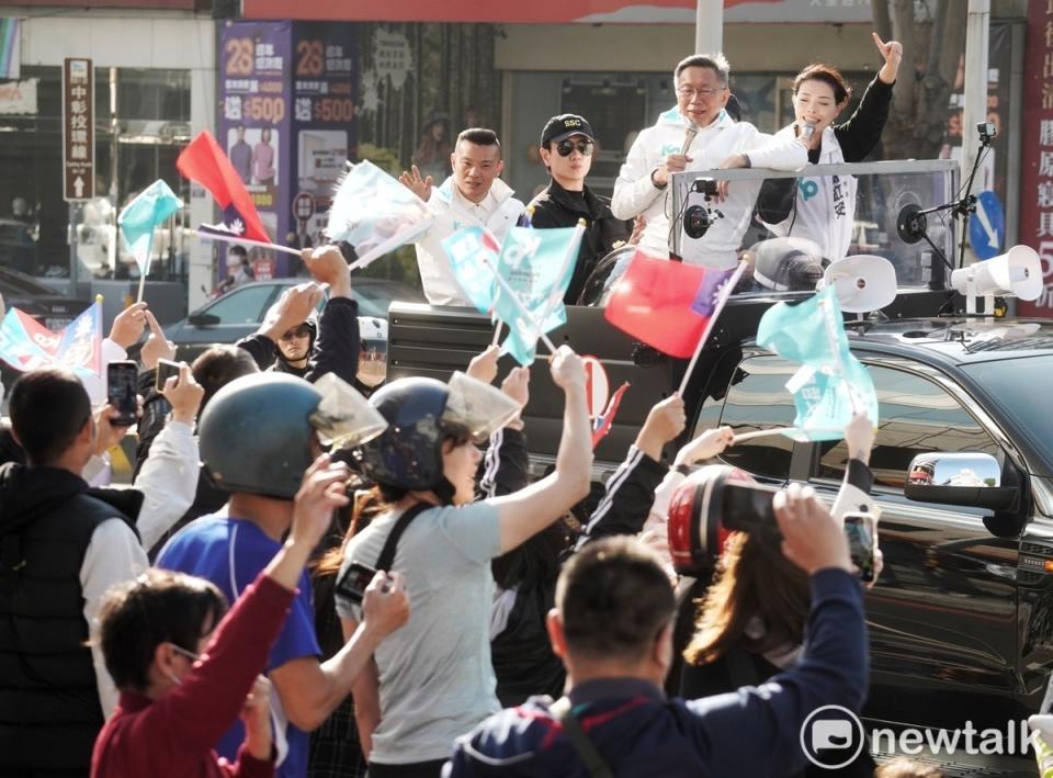 民眾黨總統候選人柯文哲與新竹市長高虹安在台中進行車掃。   圖：張良一 / 攝