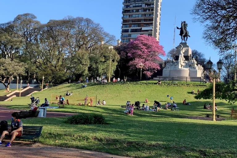 La estatua de Bartolomé Mitre, en 2020, en la misma barranca de La Isla, donde un lapacho florecido tapa la visión de la residencia Madero Unzué, hoy embajada británica