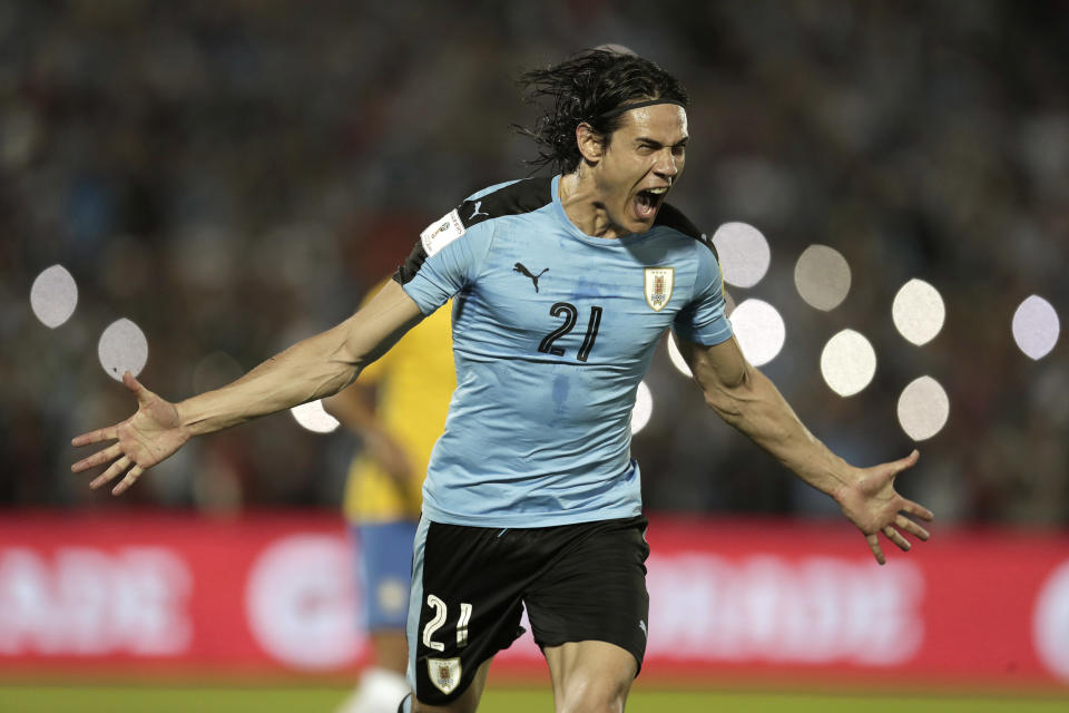 El futbolista uruguayo Edinson Cavani celebra tras marcar contra Brasil durante un partido de clasificación para el Mundial de Rusia de 2018 contra Brasil, en Montevideo, Uruguay, el jueves 23 de marzo de 2017. Brasil ganó el partido 4-1. (AP Foto/Natacha Pisarenko)