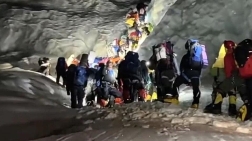 半夜的聖母峰，登山客們擠爆了登山路線。（圖／翻攝自養雞大王歐陽鐵柱微博）