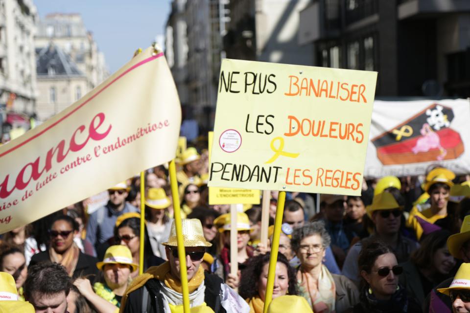 Une pancarte brandie par une manifestante lors de la marche mondiale pour l’endométriose.