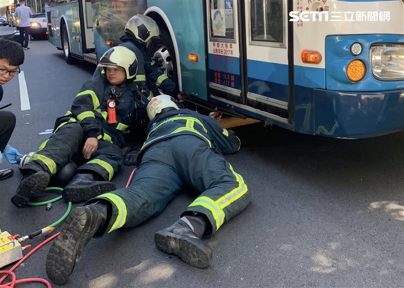 台北市復興北路女騎士遭公車輾過命危送醫。（圖／翻攝畫面）