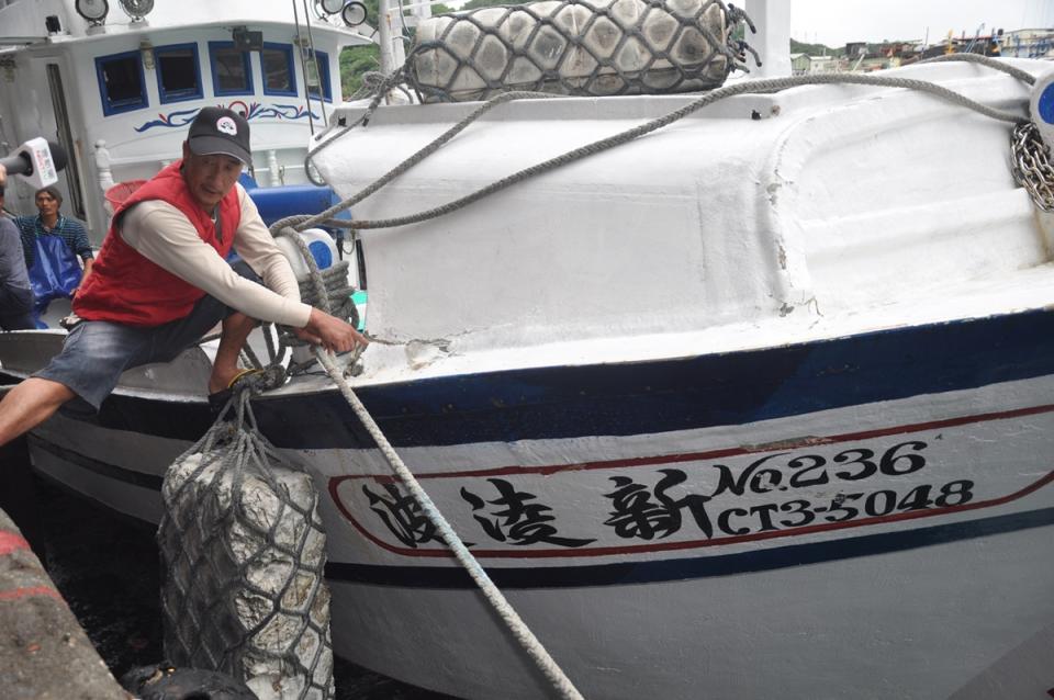  蘇澳籍漁船「新凌波236」27日在釣魚台海域遭日本公 務船衝撞。船長陳吉雄（圖）28日返港說，當時只是要 進入釣魚台外海12浬內撿拾漁具，就在沒有被示警情況 下遭撞，日方罔顧台灣漁民生命與財產安全。 中央社