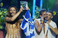 <p>Sie kam als Siegerin des Eurovision Song Contests 2005 zurück in ihre Heimat Griechenland: Helena Paparizou, die voller Stolz ihre Trophäe präsentierte. (Bild-Copyright: Sergey Ponomarev/AP Photo)</p>