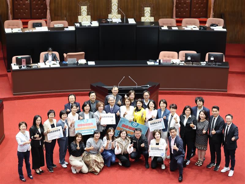 邱議瑩說，今天，台灣終於三讀通過管理再生醫療的《再生醫療法》，完成最後一哩路。（圖／翻攝自邱議瑩粉專）