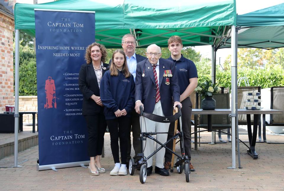 captiam tom moore with family