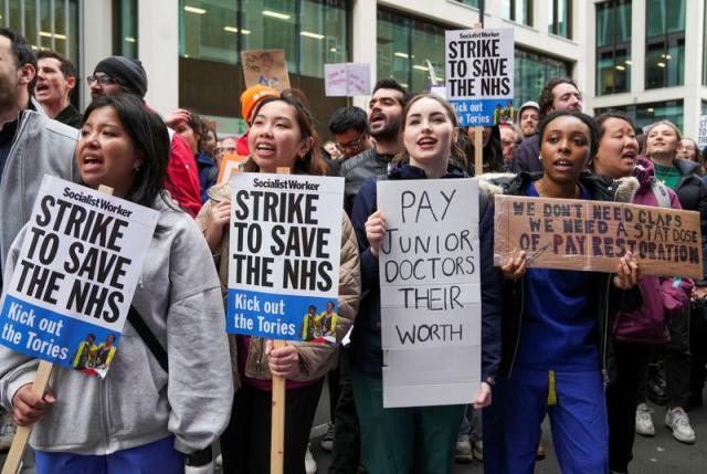 Junior doctors in England to hold strike talks with government, NHS