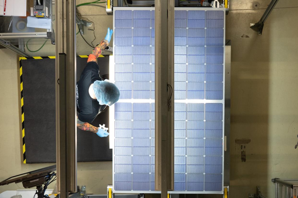 Eine Mitarbeiterin steht bei der Qualitätskontrolle an einer Produktionslinie für Solarmodule im Werk der Meyer Burger Technology AG.  - Copyright: picture alliance/dpa/dpa-Zentralbild/Sebastian Kahnert