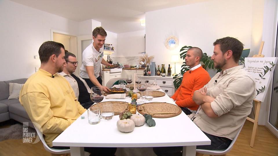 Erleichterung beim Gastgeber: Das Rind ist nach Plan gelungen - wenn auch nicht ganz nach den Wünschen der Gäste. Von links: David, Marc, Max, Niklas und Thomas.
 (Bild: RTL)