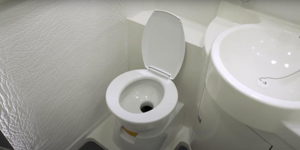 toilet and sink in the Wingamm Oasi 540