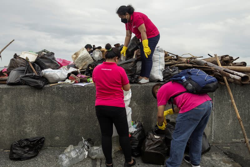 Filipino environmentalists hold cleanup drive on international coastal cleanup day