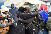 Des amitiés se sont créées dans la “Jungle” de Calais, et les migrants se saluent avant le départ, dans l’espoir que chacun aura une vie meilleure. (AFP)