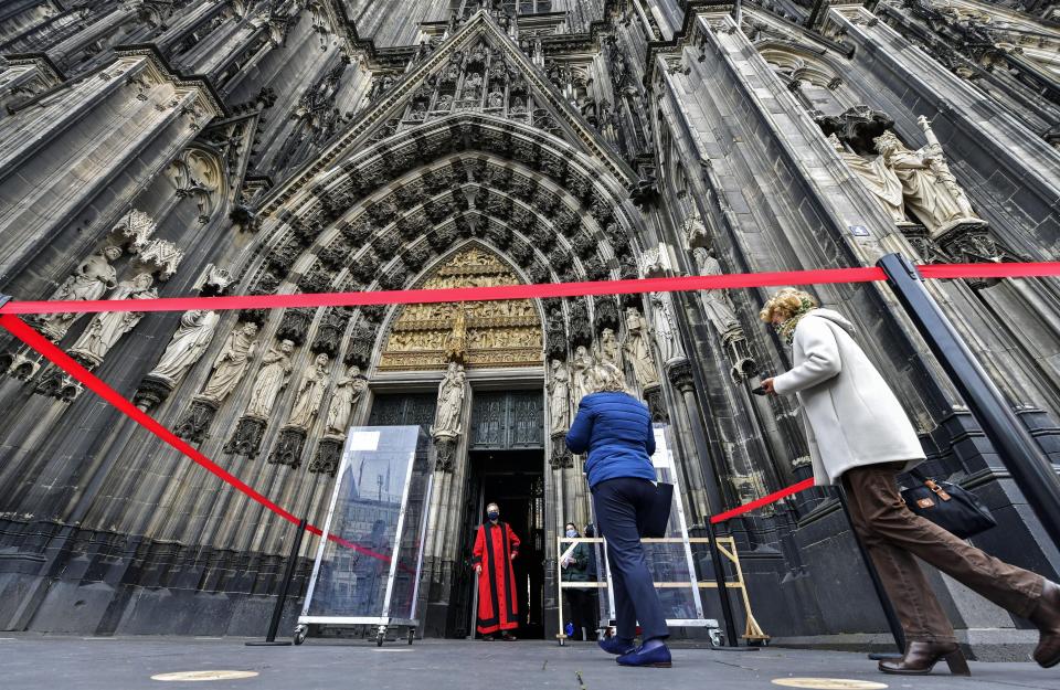 Der erste Gottesdienst im Kölner Dom seit Beginn der Corona-Krise fand am 3. Mai statt. Seither wird wieder gemeinsam gebetet, allerdings gelten in Gotteshäusern strenge Hygiene- und Distanzierungs-Maßnahmen. Foto: AP Photo / Martin Meissner