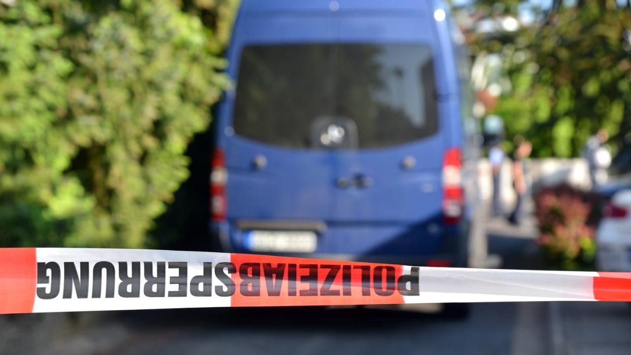 Polizeiabsperrband vor dem Tatort in Saarbrücken. Bei dem Vorfall soll es sich um ein Familiendrama handeln. Foto: Harald Tittel