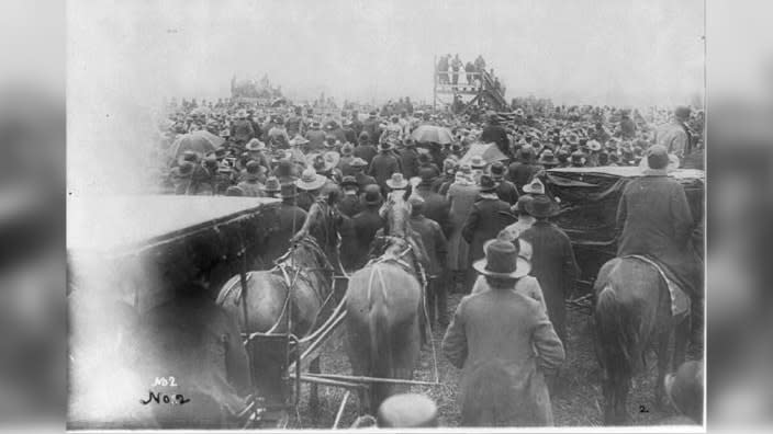 Mob watches lynching of Henry Smith