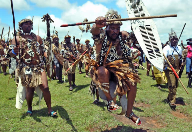 Un grupo de guerreros zulúes durante una danza tradicional en homenaje a Mandela en su aldea de Qunu, donde fue enterrado   