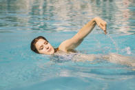 <p>La natación es, sin duda, uno de los mejores ejercicios que puedes hacer durante el embarazo. Como en el agua tu cuerpo pesa menos, tus órganos internos ejercerán menos presión sobre el bebé. Y eso se traduce en un mayor bienestar. (Foto: <a rel="nofollow noopener" href="https://www.freepik.es/foto-gratis/mujer-nadando-a-crol-en-piscina_1223911.htm" target="_blank" data-ylk="slk:Freepik;elm:context_link;itc:0;sec:content-canvas" class="link ">Freepik</a>). </p>