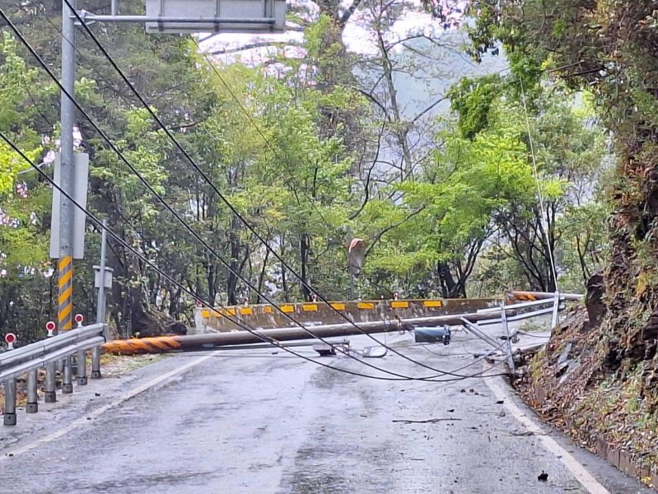 台八線91公里處，山坡坍塌、樹木壓到電線。翻攝「榮興派出所」臉書