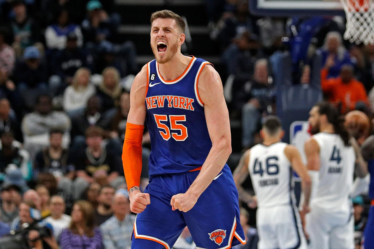 Isaiah Hartenstein des New York Knicks dirige les ramassages de fils de