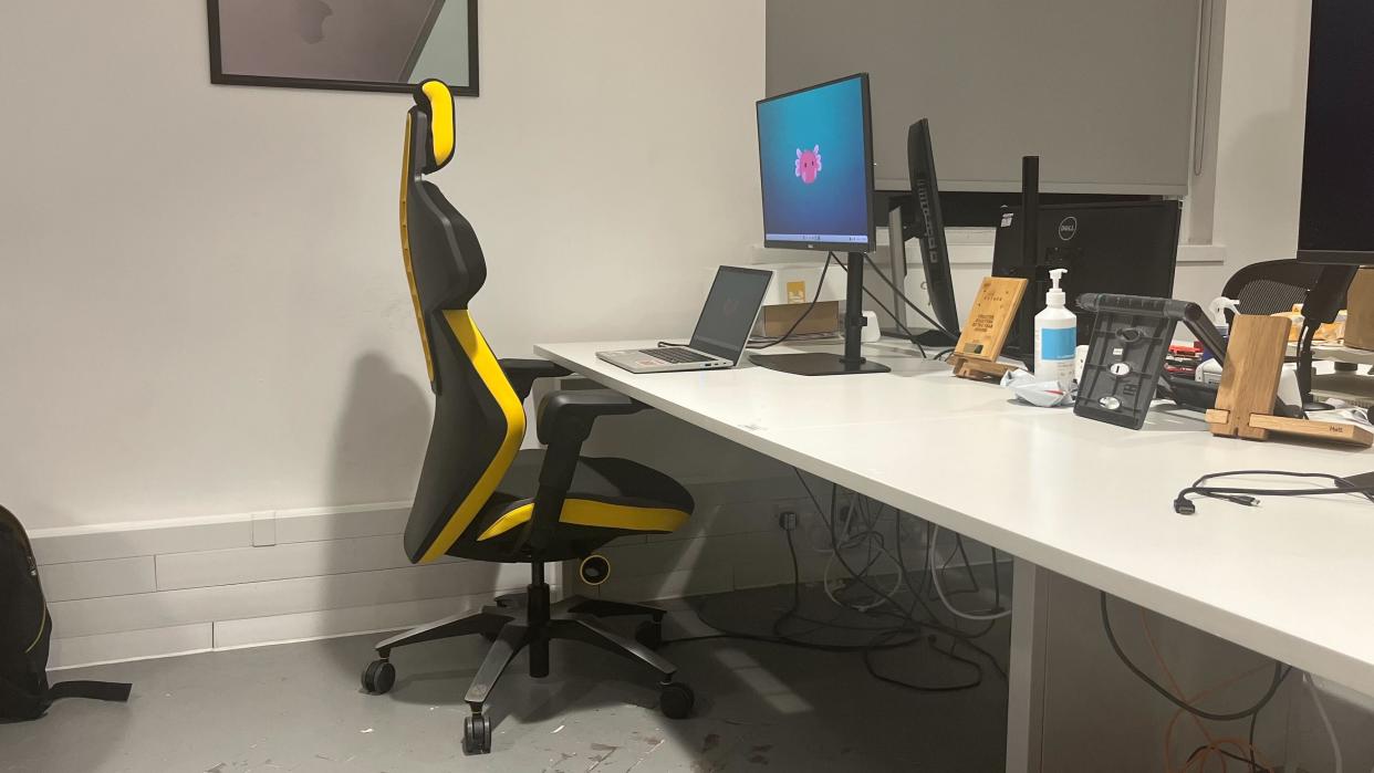  The Sybr Si1 Gaming Chair at a desk in an office. 