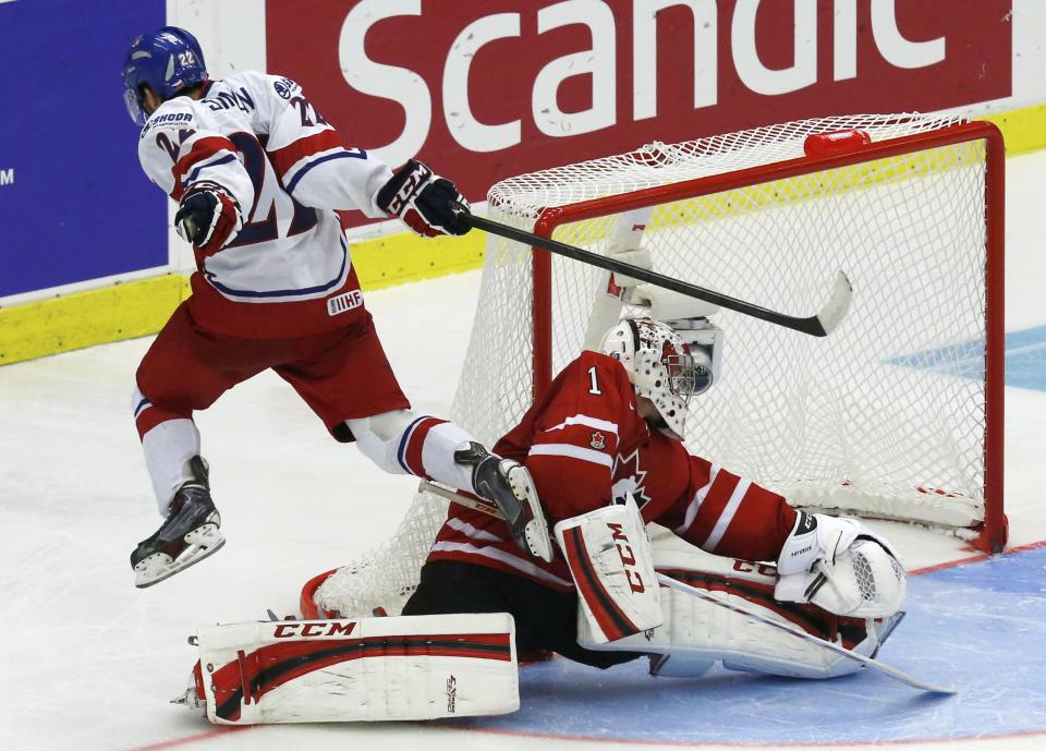 Czech Republic's Dominik Simon (L) scores the game winning goal on Canada's goalie Jake Paterson during a shootout in their IIHF World Junior Championship ice hockey game in Malmo, Sweden, December 28, 2013. REUTERS/Alexander Demianchuk (SWEDEN - Tags: SPORT ICE HOCKEY)