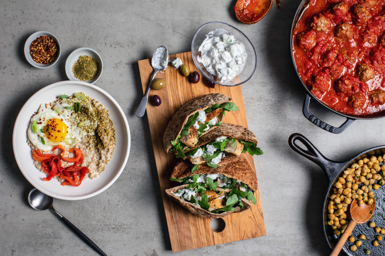 De izquierda a derecha: avena salada con un huevo frito y zaatar, pita de ensalada de pollo y albóndigas picantes con garbanzos. (Andrew Scrivani/The New York Times)