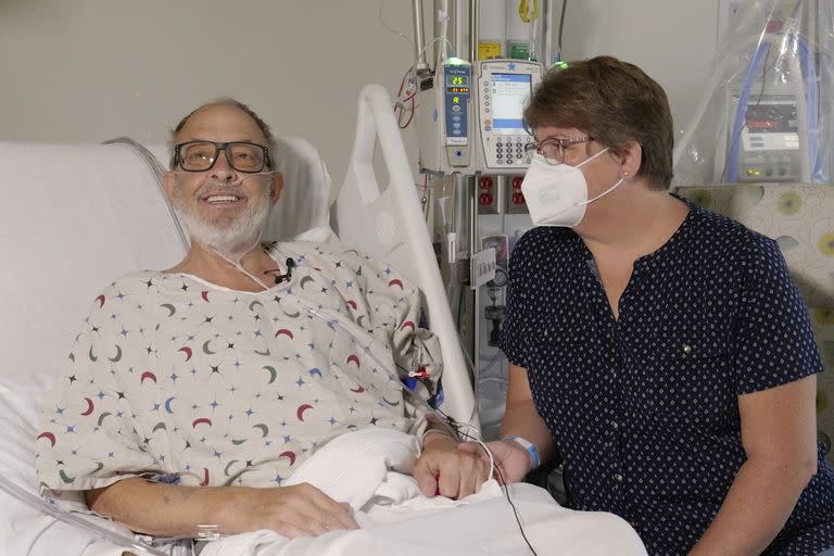 En esta foto suministrada por la Escuela de Medicina de la Universidad de Maryland, se ve a Lawrence Faucette acompañado por su esposa, Ann, en el hospital universitario de Baltimore, Maryland, en septiembre de 2023, antes de que le trasplantaran un corazón de cerdo. Faucette, la segunda persona en recibir un corazón de cerdo trasplantado, murió casi seis semanas después de la cirugía, anunciaron sus doctores el martes 31 de octubre de 2023. (Mark Teske/Escuela de Medicina de la Universidad de Maryland vía AP, Archivo)