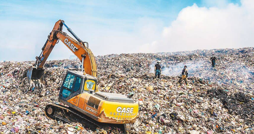 台灣長年推動垃圾減量政策，但垃圾量卻不減反增，各縣市暫置場已堆積如山，圖為新豐掩埋場。（圖／中國時報羅浚濱攝）