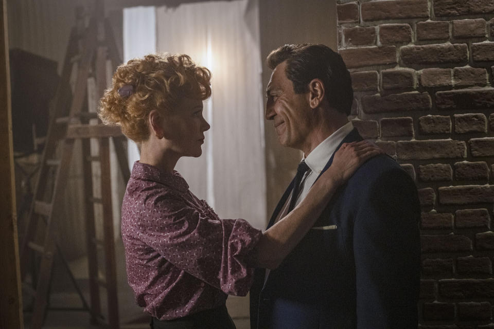 En esta imagen difundida por Amazon, Nicole Kidman como Lucille Ball y Javier Bardem como Desi Arnaz en una escena de "Being the Ricardos". (Glen Wilson/Amazon vía AP)