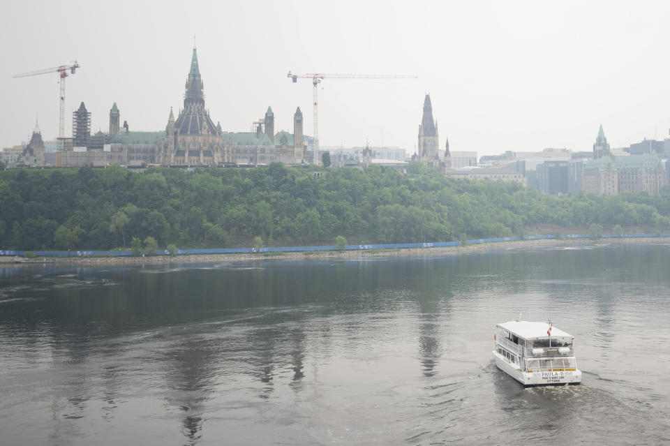 Wildfire smoke engulfs downtown Ottawa, Ontario, on Monday, June 5, 2023. (Spencer Colby/The Canadian Press via AP)