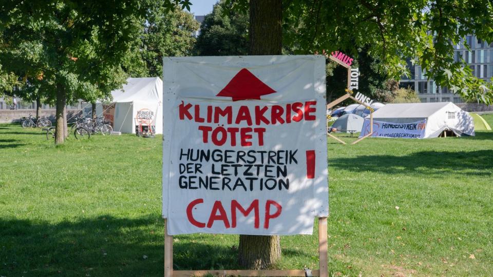 Eine Gruppe junger Erwachsener hatte Ende August in Berlin einen Hungerstreik für eine radikale Klimawende begonnen.