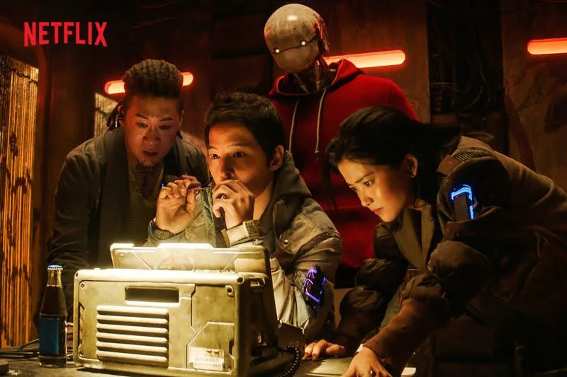 ▲宋仲基（中）、金泰梨（右）合作電影《勝利號》。（圖／Netflix）