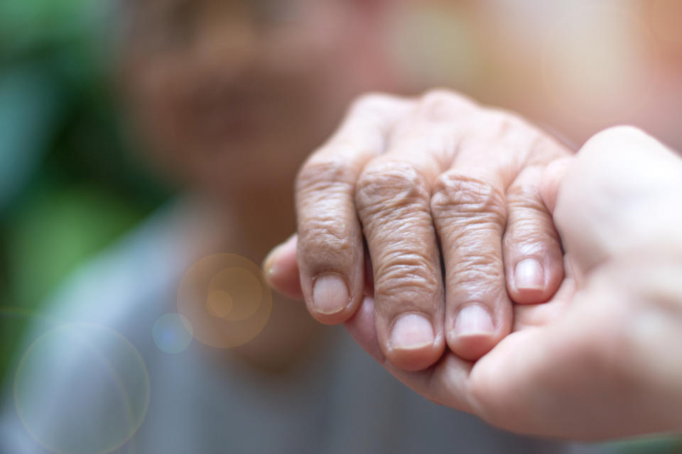 Möglichkeiten, sich im Ehrenamt zu engagieren, gibt es viele: so zum Beispiel in der Altenpflege oder im Umweltschutz. (Bild: Getty Images)