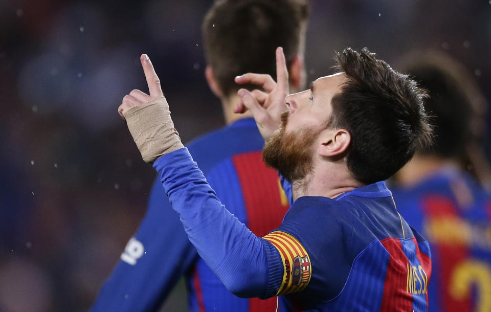 Lionel Messi tras anotar un gol para el Barcelona en la victoria 2-0 ante Real Sociedad, el sábado 15 de abril de 2017. (AP Foto/Manu Fernández)