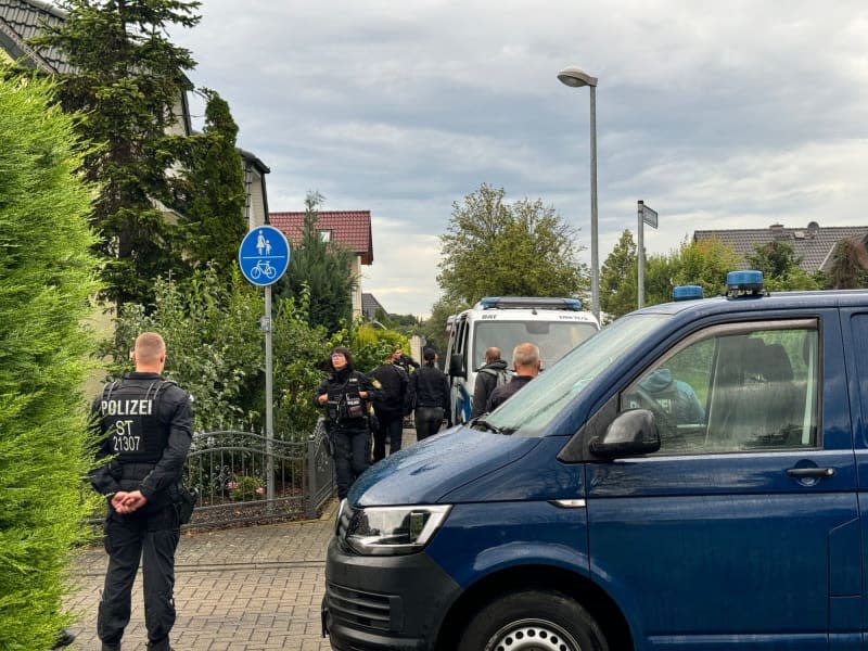 Police officers stand in front of a detached house on the street. According to the German Ministry of the Interior, the police have been searching the premises of "Compact" magazine, which has been classified as right-wing extremist by the Federal Office for the Protection of the Constitution, and Conspect Film GmbH since the early hours of the morning, as well as the homes of leading players, management and shareholders in Brandenburg, Hesse, Saxony and Saxony-Anhalt. Thomas Schulz/dpa