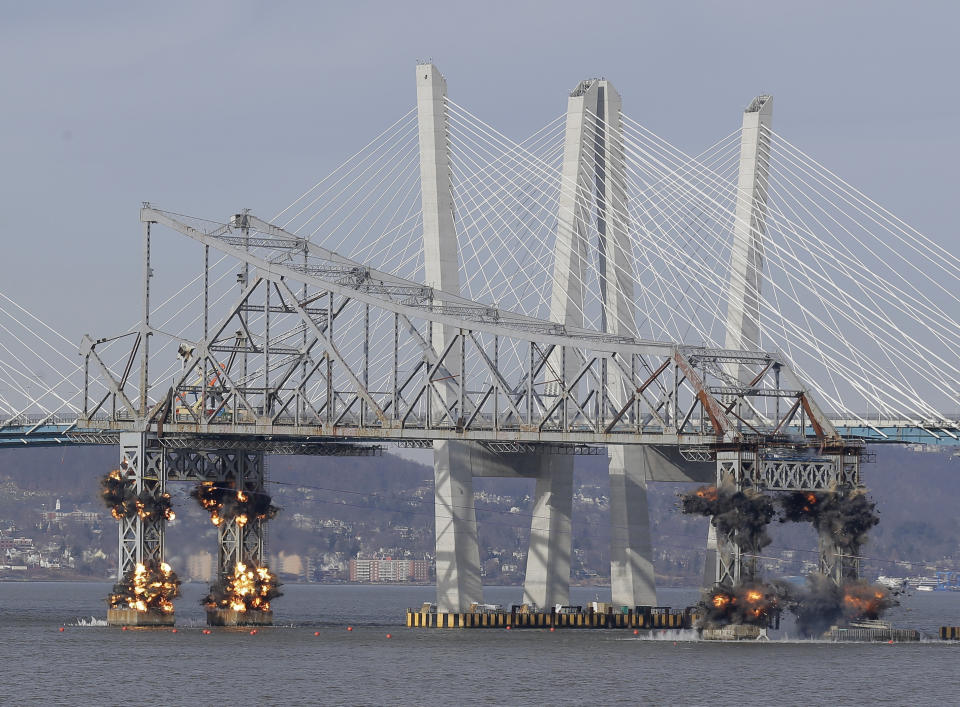 Una sección del viejo puente Tappan Zee es derrumbada con explosivos en esta vista desde Tarrytown, Nueva York, el martes 15 de enero de 2019. (AP Foto/Seth Wenig)