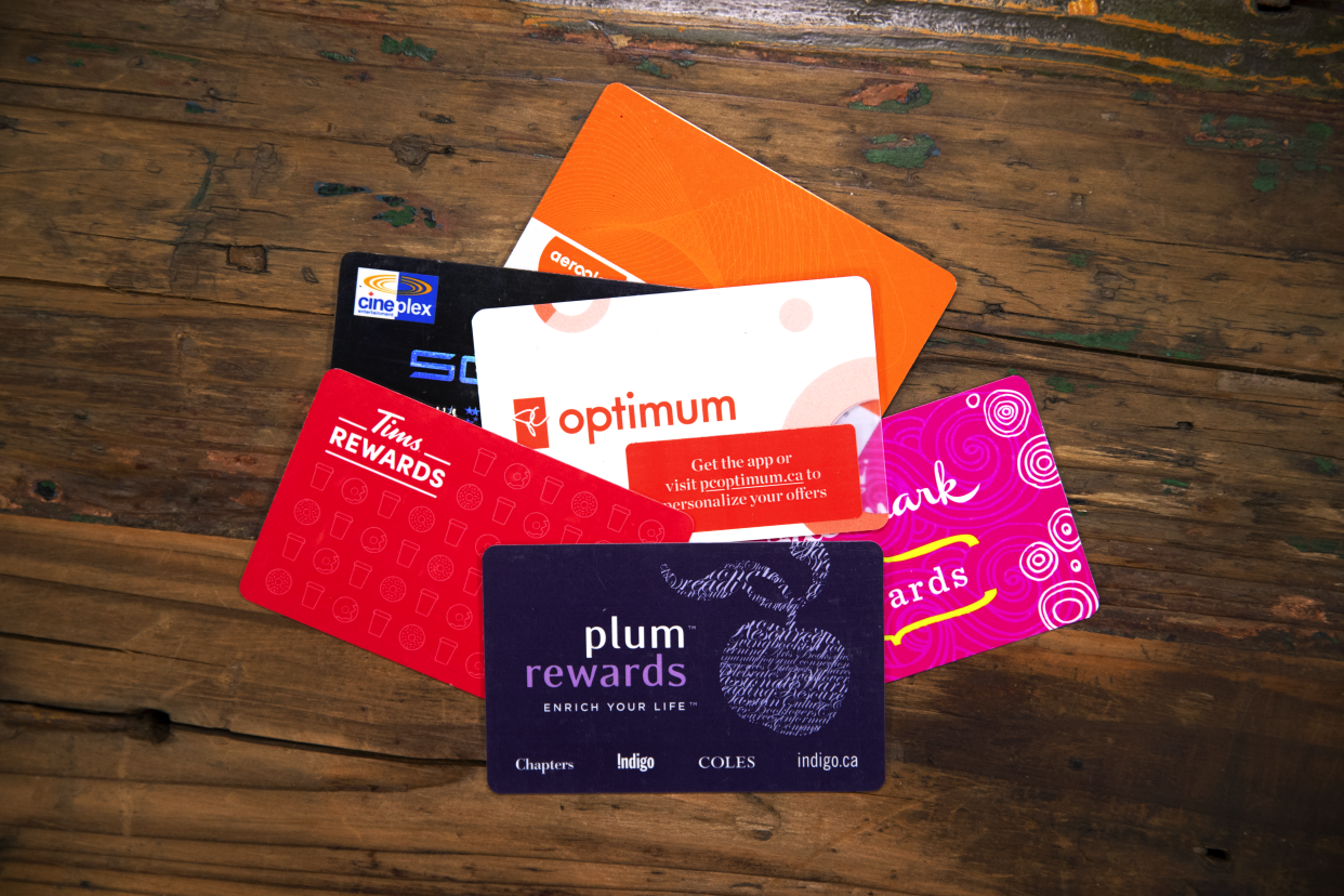 Rewards cards are shown in a photo. (Yahoo News Canada)
