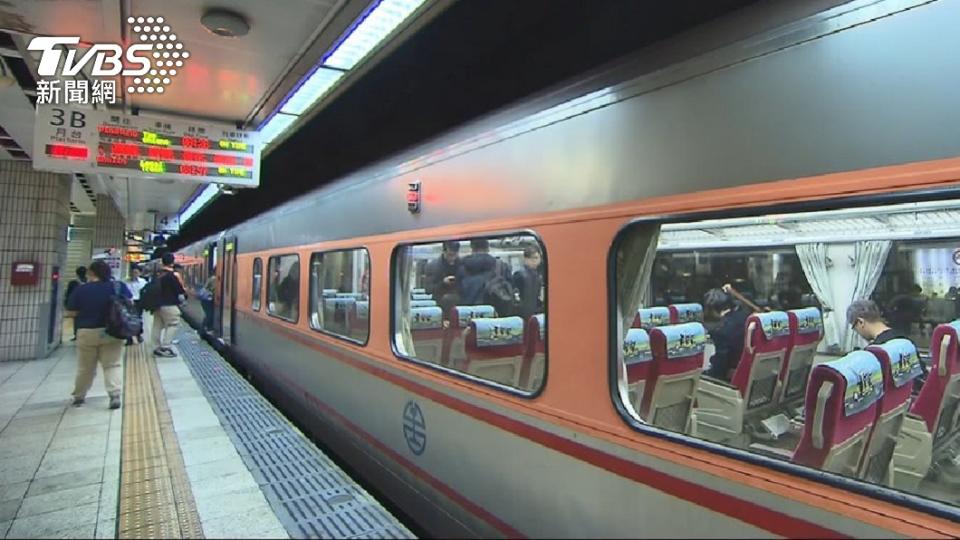 受到新冠肺炎疫情影響，原訂許多要搭乘火車返鄉的民眾都紛紛退票。（圖／TVBS）
