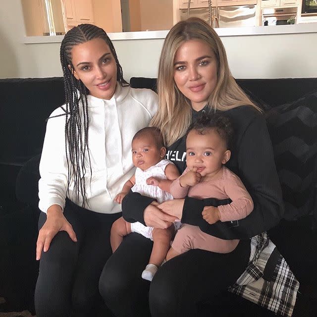 Kim Kardashian y su hermana con sus hijas. <a href="https://www.instagram.com/kimkardashian/" rel="nofollow noopener" target="_blank" data-ylk="slk:Foto: Kim Kardashian/Instagram;elm:context_link;itc:0;sec:content-canvas" class="link ">Foto: Kim Kardashian/Instagram</a>